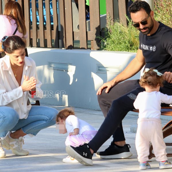 Paparazzi! Σάκης Τανιμανίδης – Χριστίνα Μπόμπα: Βόλτα με τις δίδυμες κόρες τους