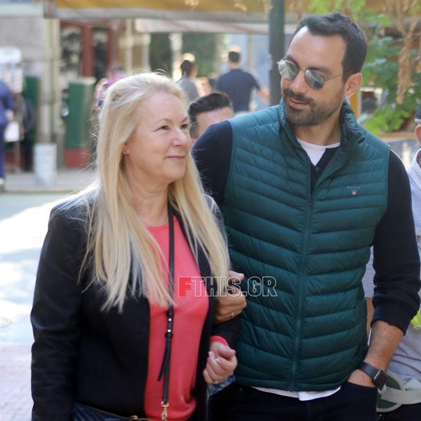 Paparazzi! Σάκης Τανιμανίδης: Βόλτα στο κέντρο της Αθήνας με τη μητέρα του 