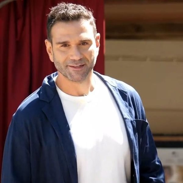 Ο Τάσος Ιορδανίδης σε ρόλο παρουσιαστή: Έκανε πρεμιέρα η εκπομπή "Μπαμπά-δες" στην ΕΡΤ