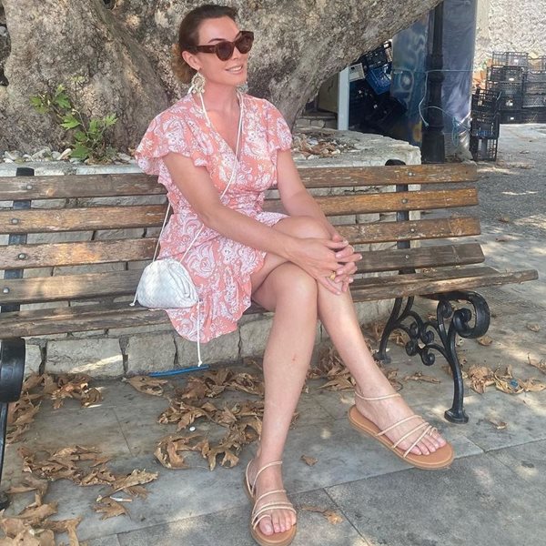 Τατιάνα Στεφανίδου: Το πλισέ φόρεμά της είναι αυτό που χρειάζεσαι για τις βόλτες στο νησί