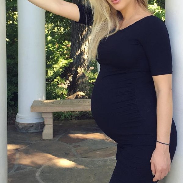 Μπήκε στον έβδομο μήνα της εγκυμοσύνης της και μας δείχνει τη φουσκωμένη της κοιλίτσα