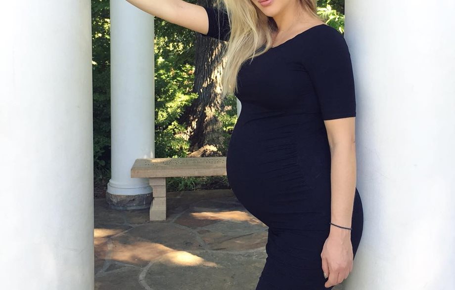 Μπήκε στον έβδομο μήνα της εγκυμοσύνης της και μας δείχνει τη φουσκωμένη της κοιλίτσα