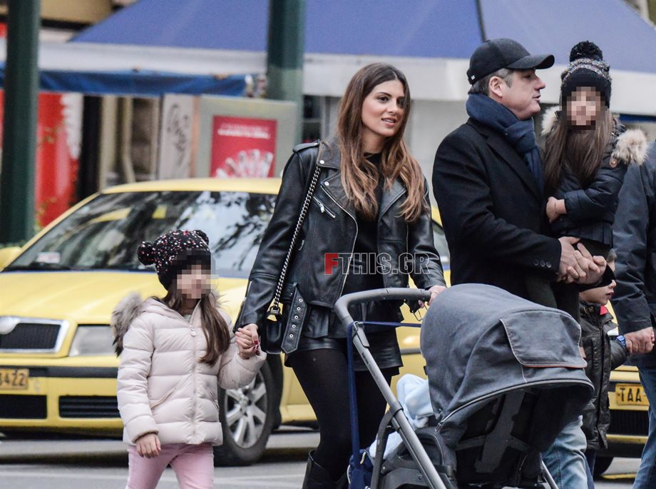 Paparazzi: Η Σταματίνα Τσιμτσιλή και ο Θέμης Σοφός στο κέντρο της Αθήνας με τις κόρες τους και τον γιο τους