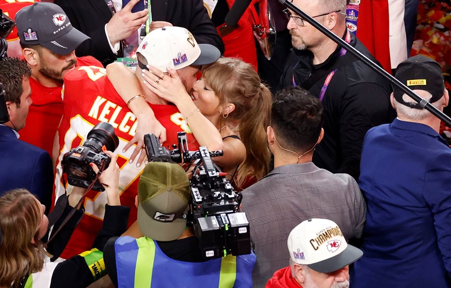 Super Bowl 2024: Το φιλί της Τέιλορ Σουίφτ με τον σύντροφό της μετά τη νίκη του (Βίντεο)