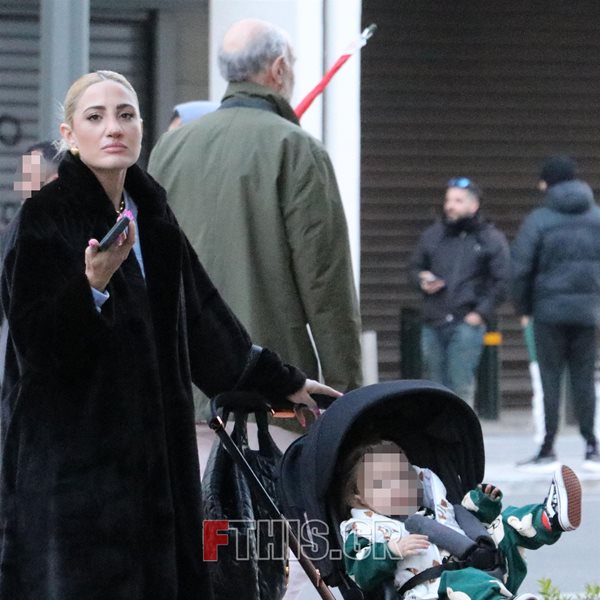 Paparazzi! Ιωάννα Τούνη: Η βόλτα με τον γιο της, Πάρη στο κέντρο της Αθήνας (Φωτογραφίες)