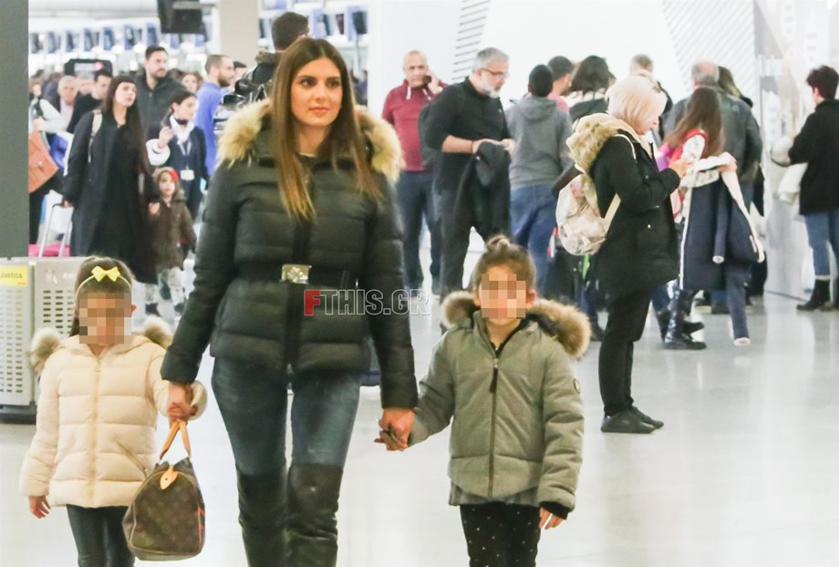 Σταματίνα Τσιμτσιλή και Θέμης Σοφός: Στο αεροδρόμιο μαζί με τις κόρες τους, Νάγια και Μαίρη