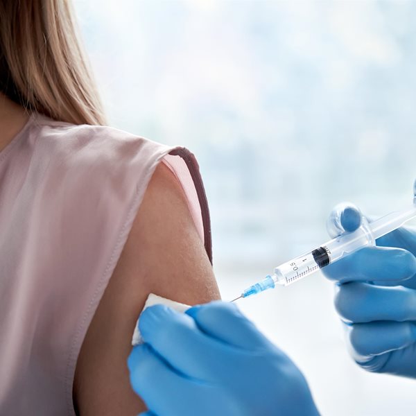 Κορονοϊός: Στους τρεις μήνες από τη δευτερη η τρίτη δόση εμβολίου