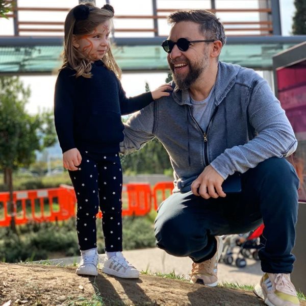 Γιάννης Βαρδής: Δείτε τον να τραγουδάει με την 4χρονη κόρη του