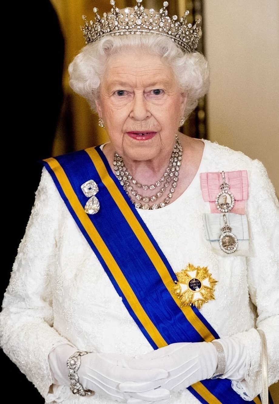 Βασίλισσα Ελισάβετ: Στο μνημόσυνο του Φίλιππου με μπαστούνι (Φωτογραφία)