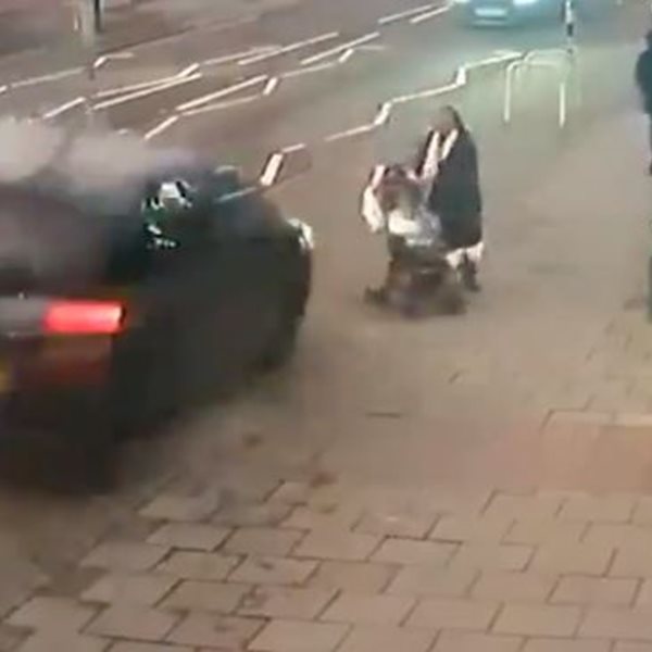 Αγγλία: Αυτοκίνητο ανετράπη δίπλα από μητέρα και μωρό! Προσοχή, σκληρό βίντεο
