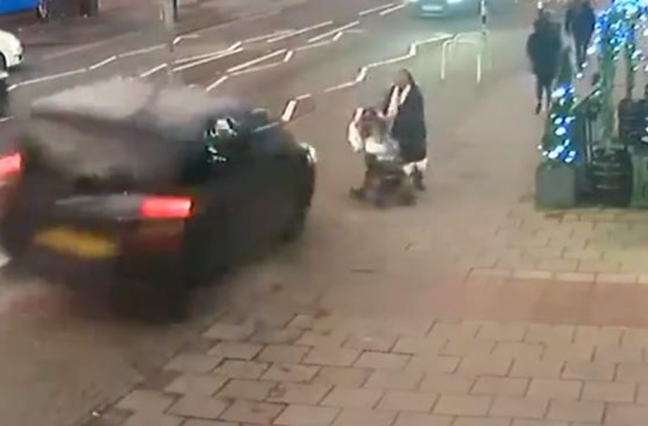 Αγγλία: Αυτοκίνητο ανετράπη δίπλα από μητέρα και μωρό! Προσοχή, σκληρό βίντεο
