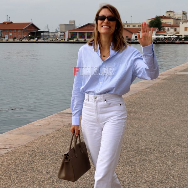 Βίκυ Καγιά: Στη Θεσσαλονίκη με casual chic look (Φωτογραφίες)