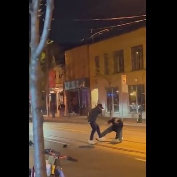 Viral βίντεο: Τσακώθηκαν στη μέση του δρόμου & τον μαστίγωσε με... φίδι
