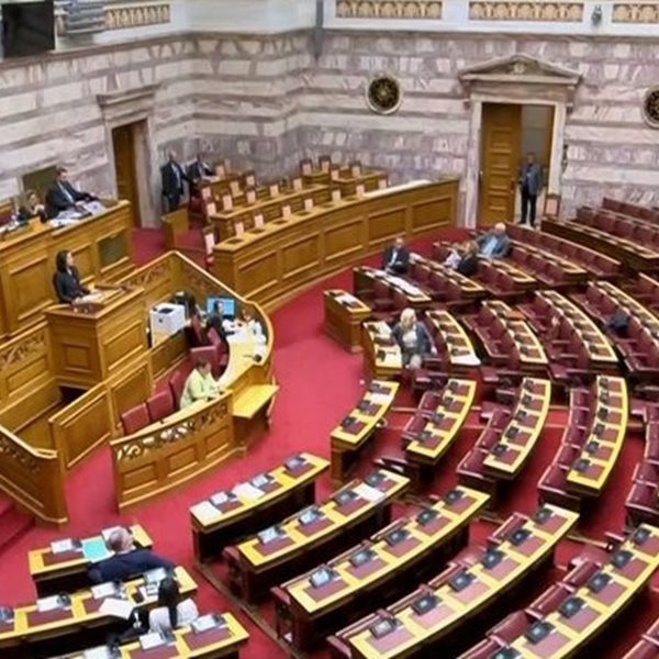 Βουλή: Με 176 "Ναι" ψηφίστηκε το νομοσχέδιο για τα ομόφυλα ζευγάρια