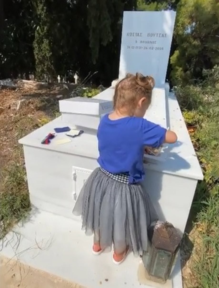 Θεοδώρα Βουτσά: Έκανε τρισάγιο στον τάφο του πατέρα της Κώστα Βουτσά, με την κόρη της