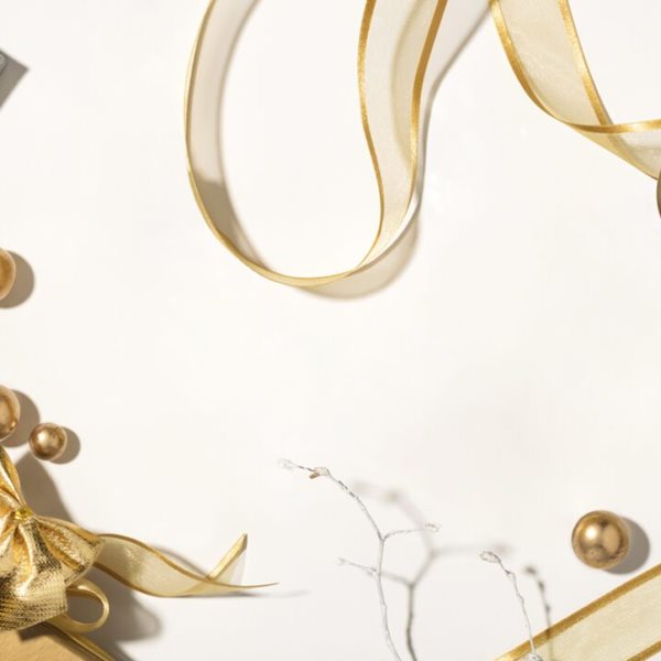 Διακόσμηση με αντικείμενα σε τόνους του χρυσού για μια ζεστή Χριστουγεννιάτικη ατμόσφαιρα στο σπίτι