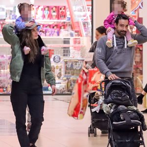 Paparazzi! Χριστίνα Μπόμπα & Σάκης Τανιμανίδης: Βόλτα για ψώνια με τις κόρες τους