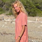 Ζέτα Μακρυπούλια: Κάνει ηλιοθεραπεία topless σε ερημική παραλία – Οι φωτογραφίες που δημοσίευσε 