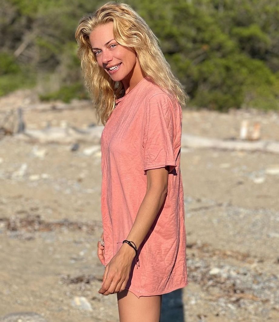 Ζέτα Μακρυπούλια: Κάνει ηλιοθεραπεία topless σε ερημική παραλία – Οι φωτογραφίες που δημοσίευσε 