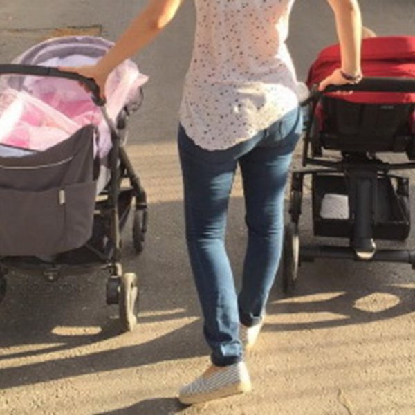 Οικογενειακή βόλτα με το νεογέννητο για την Ελληνίδα παρουσιάστρια