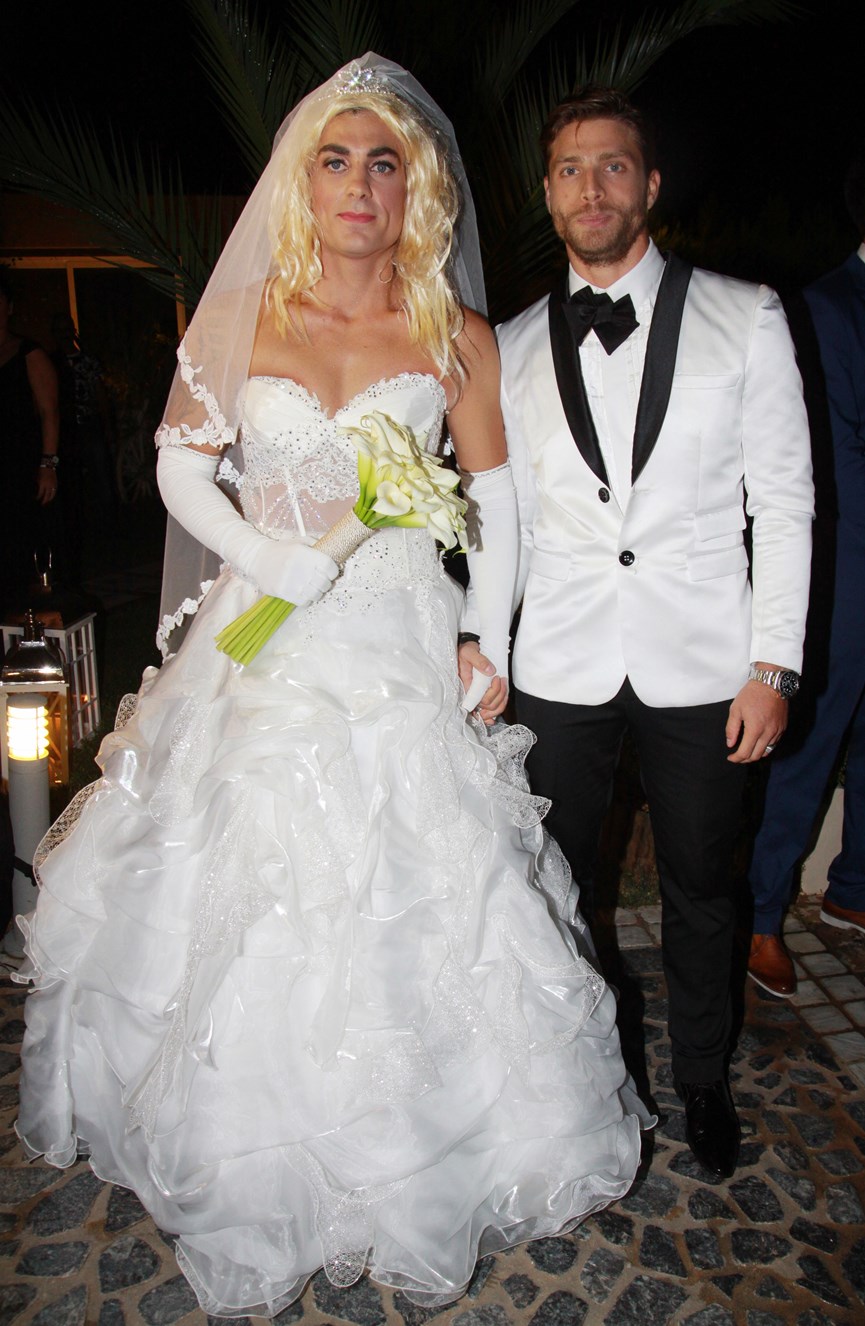 Ο Στέλιος Χανταμπάκης ντυμένος νύφη στο πλευρό του Γιώργου Μανίκα