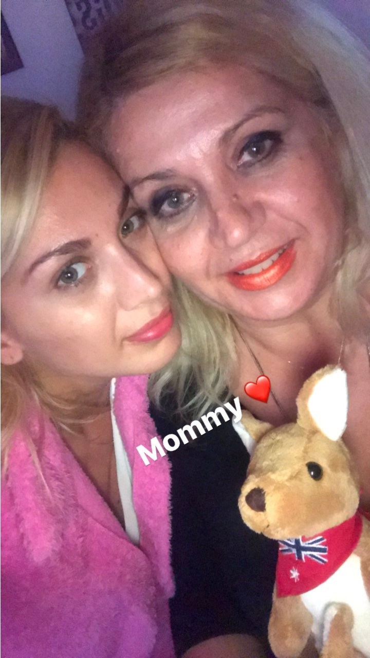 Η Σπυροπούλου με την μαμά της