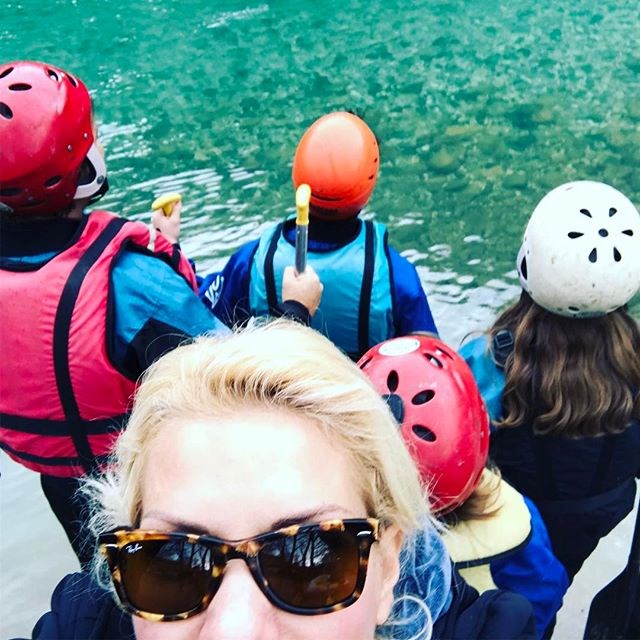Η Ελενη Μενεγάκη για rafting με τα παιδιά της