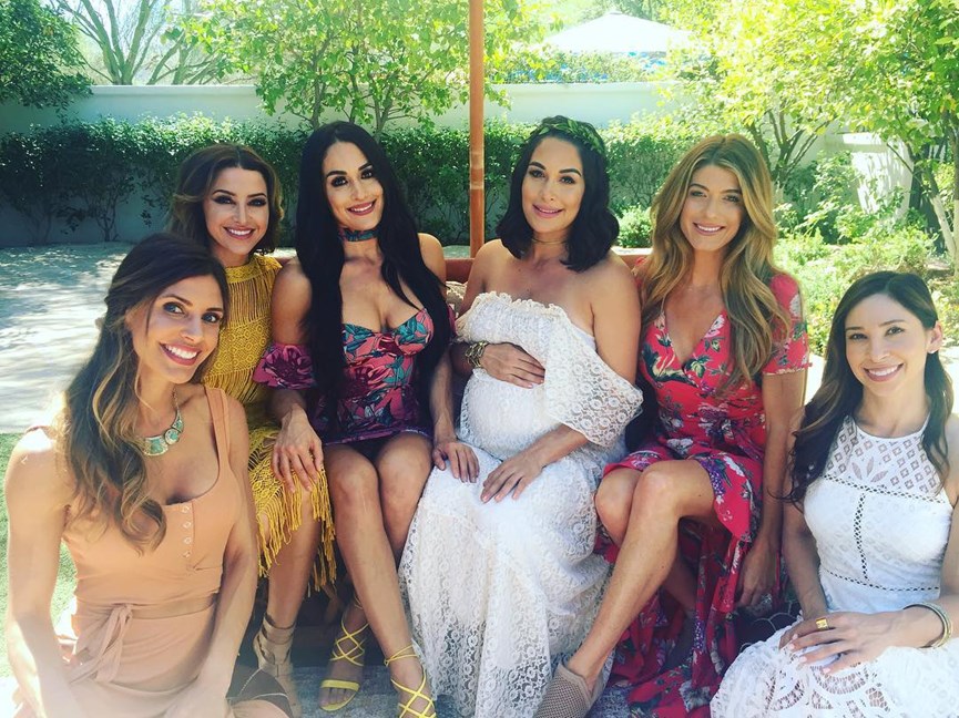 Η Brie Bella με τις φίλες της στο baby shower