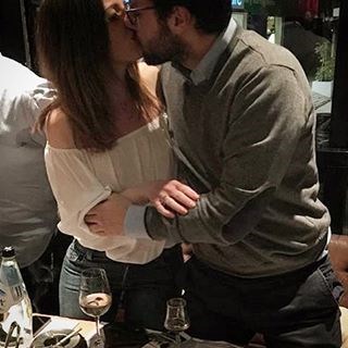 H Eλενη Καρποντίνη φιλάει τον Βασίλη Λιάτσο στα γενέθλιά του