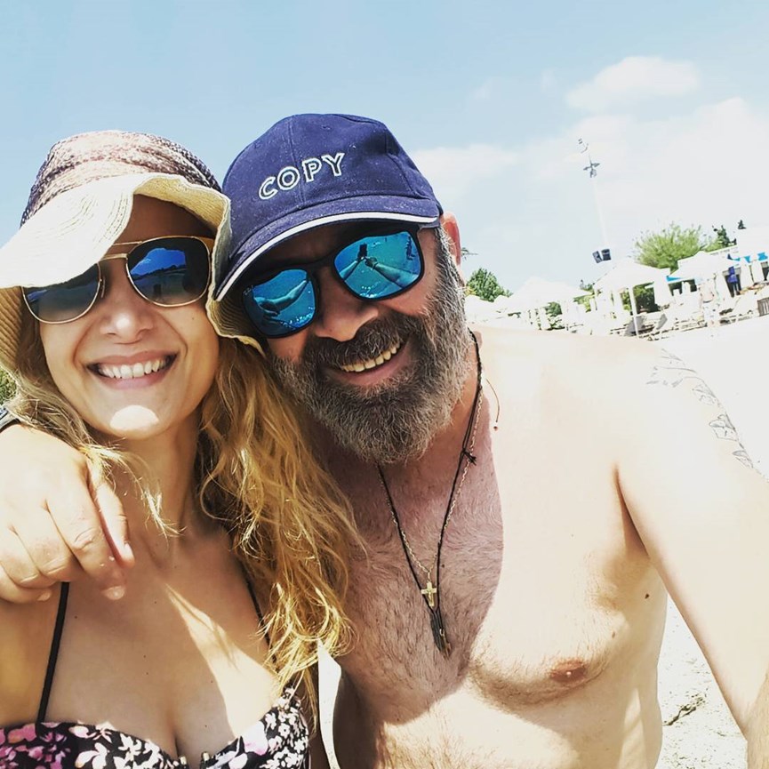 Γρηγόρης Γκουντάρας και Νάταλι Κάκκαβα στην παραλία