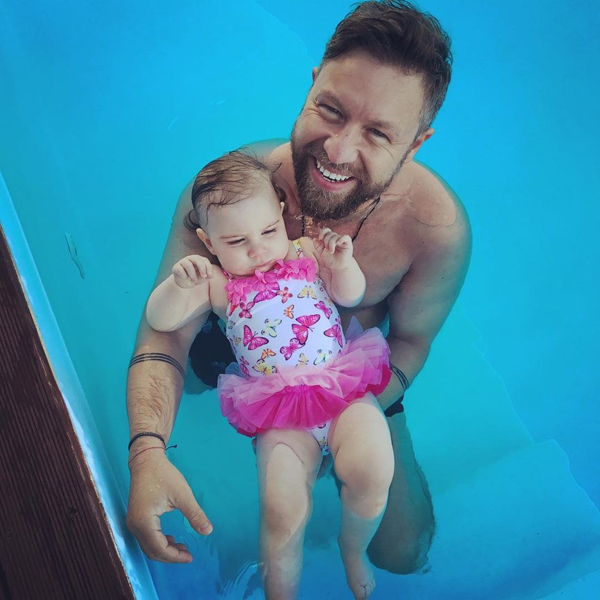 Βαρδή με κόρη στην πισίνα