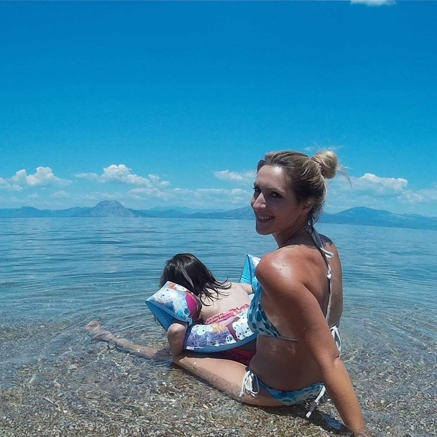 Η Ελένη Δάρρα με την κόρη της στη θάλασσα