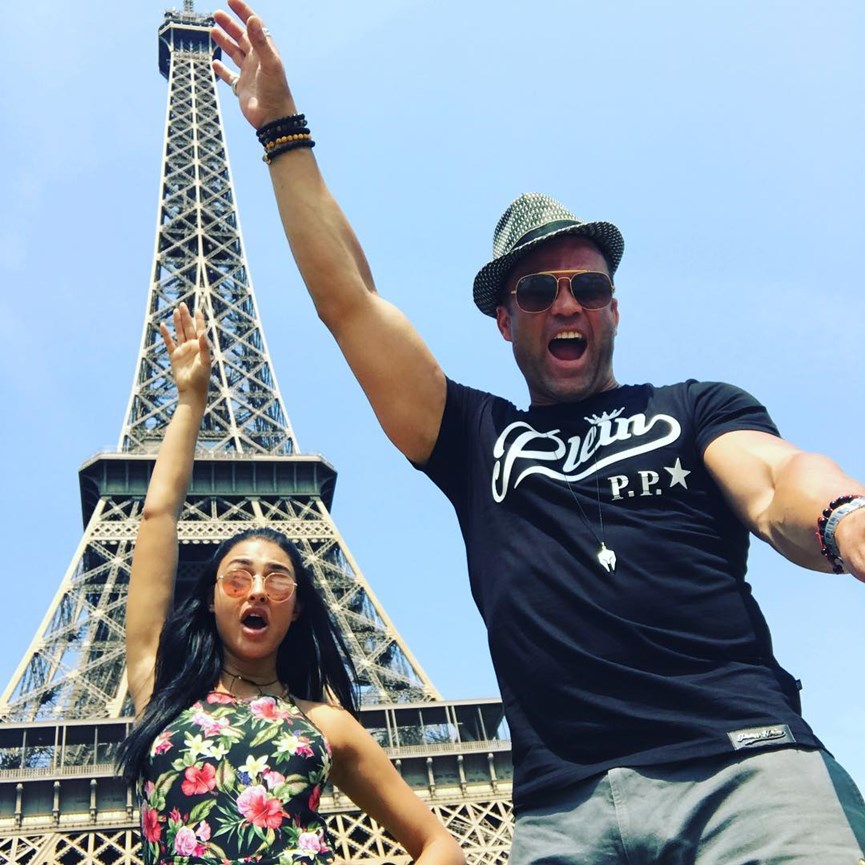 Ο Κώστας Σόμμερ και η σύντροφός του στο Παρίσι.