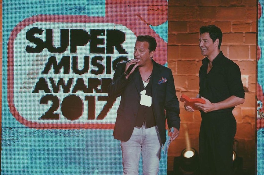 Ο Σάκης Ρουβάς στα Super Music Awards στην Κύπρο