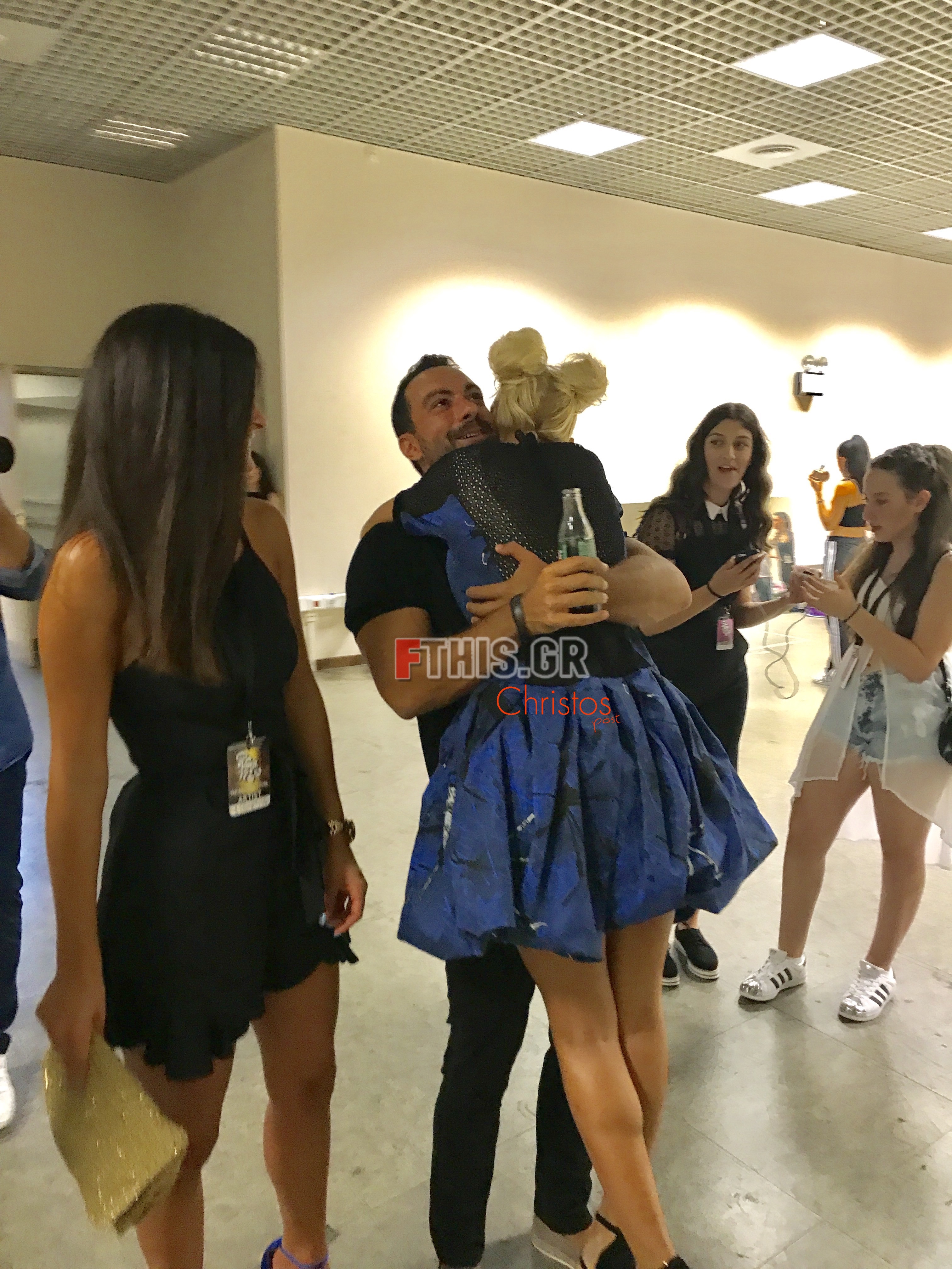 Η Λάουρα Νάργες με τον Σάκη Τανιμανίδη στα backstage των MAD VMA 17