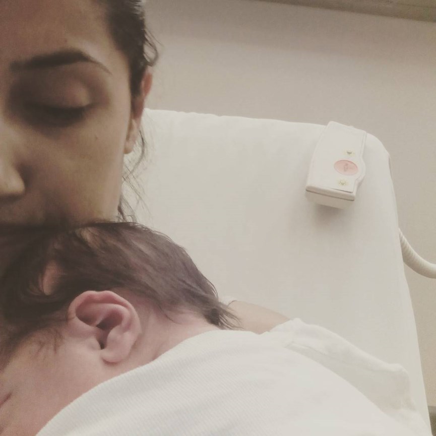H Λίλα Σταμπούλογλου αγκαλιά με τον νεογέννητο γιο της 