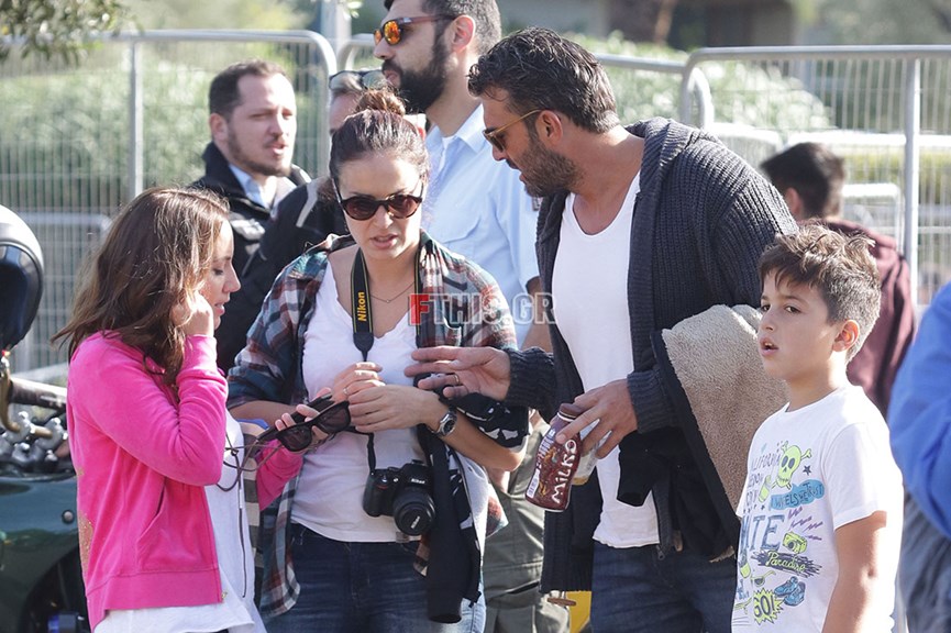 Ο Αντώνης Βλοντάκης με την οικογένεια του στην απογευματινή τους βόλτα