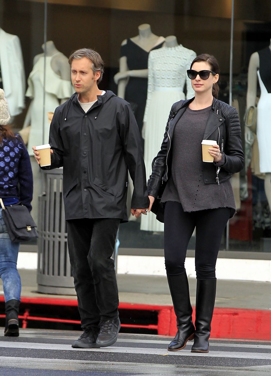 H Anne Hathaway με τον σύζυγό της, Adam Shulman περπατούν στον δρόμο