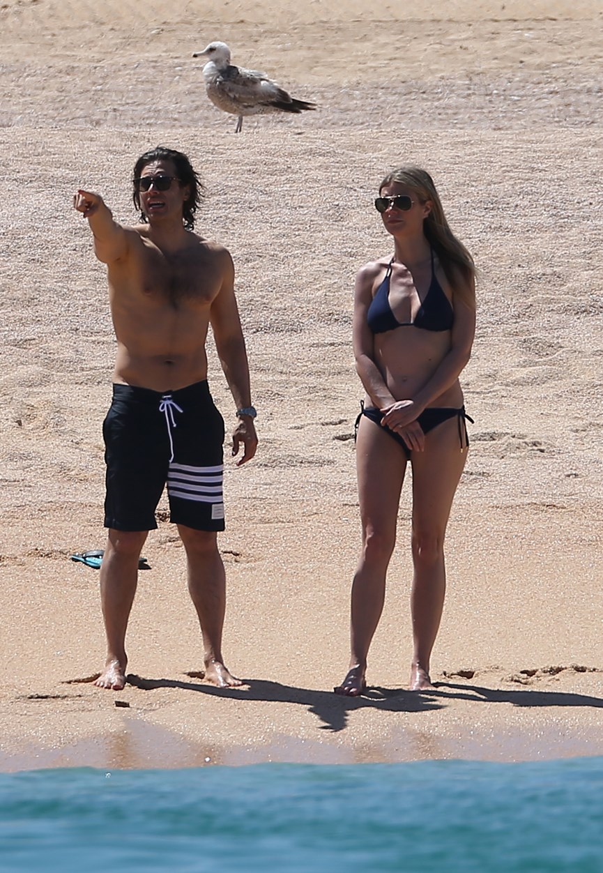 Η Gwyneth Paltrow και ο Brad Falchuk στην παραλία