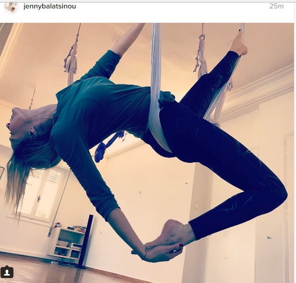 Η Τζένη Μπαλατσινού κάνει aerial yoga