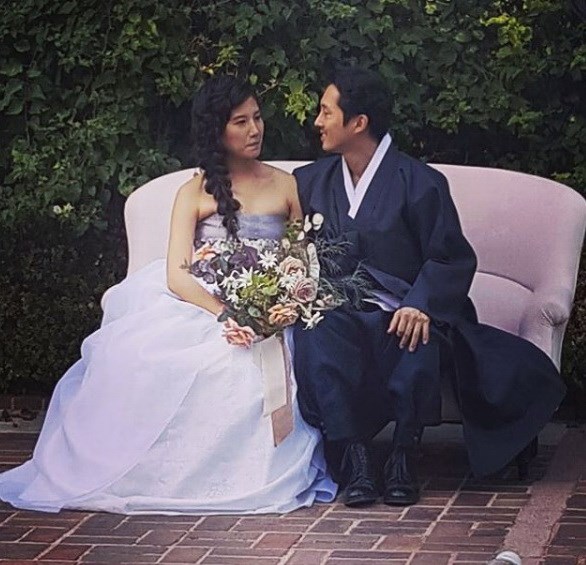Ο Steven Yeun ντύθηκε γαμπρός