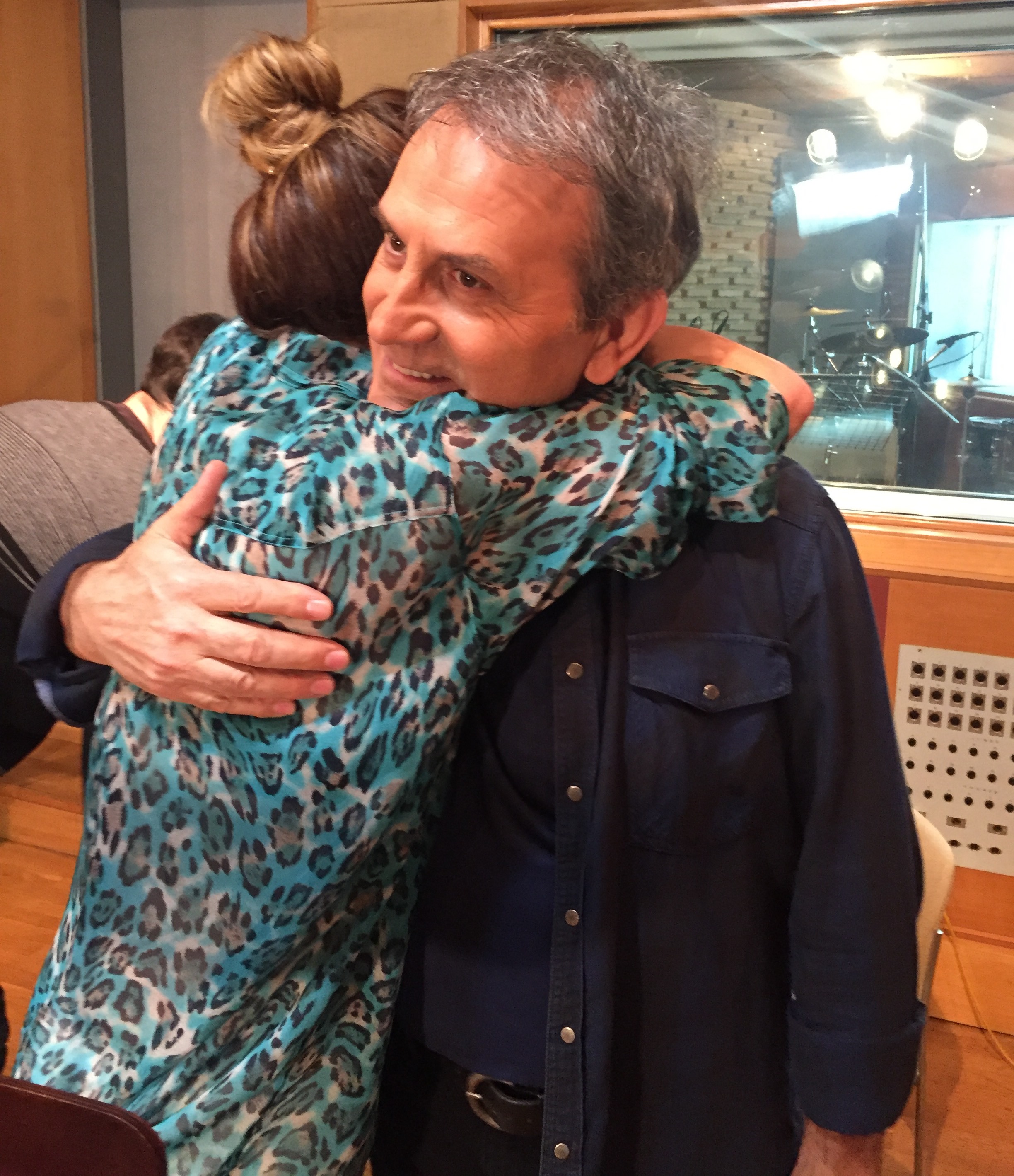 Η Μελίνα Ασλανίδου αγκαλιάζει τον Γιώργο Νταλάρα