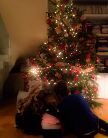 Βίκυ Καγιά: Φωτογραφίζει την κόρη της με τα παιδιά του συζύγου της κάτω από το χριστουγεννιάτικο δέντρο του σπιτιού 