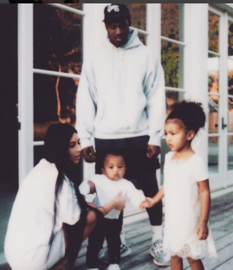 H Kim Kardashian με την οικογένεια της.