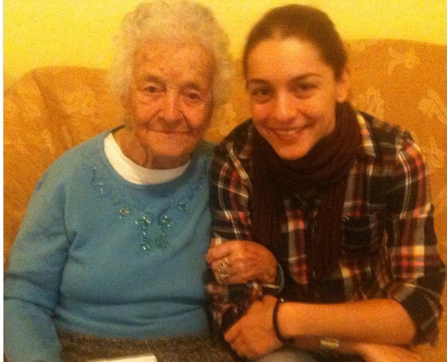 Η Γιούλικα Σκαφιδά με τη γιαγιά της.