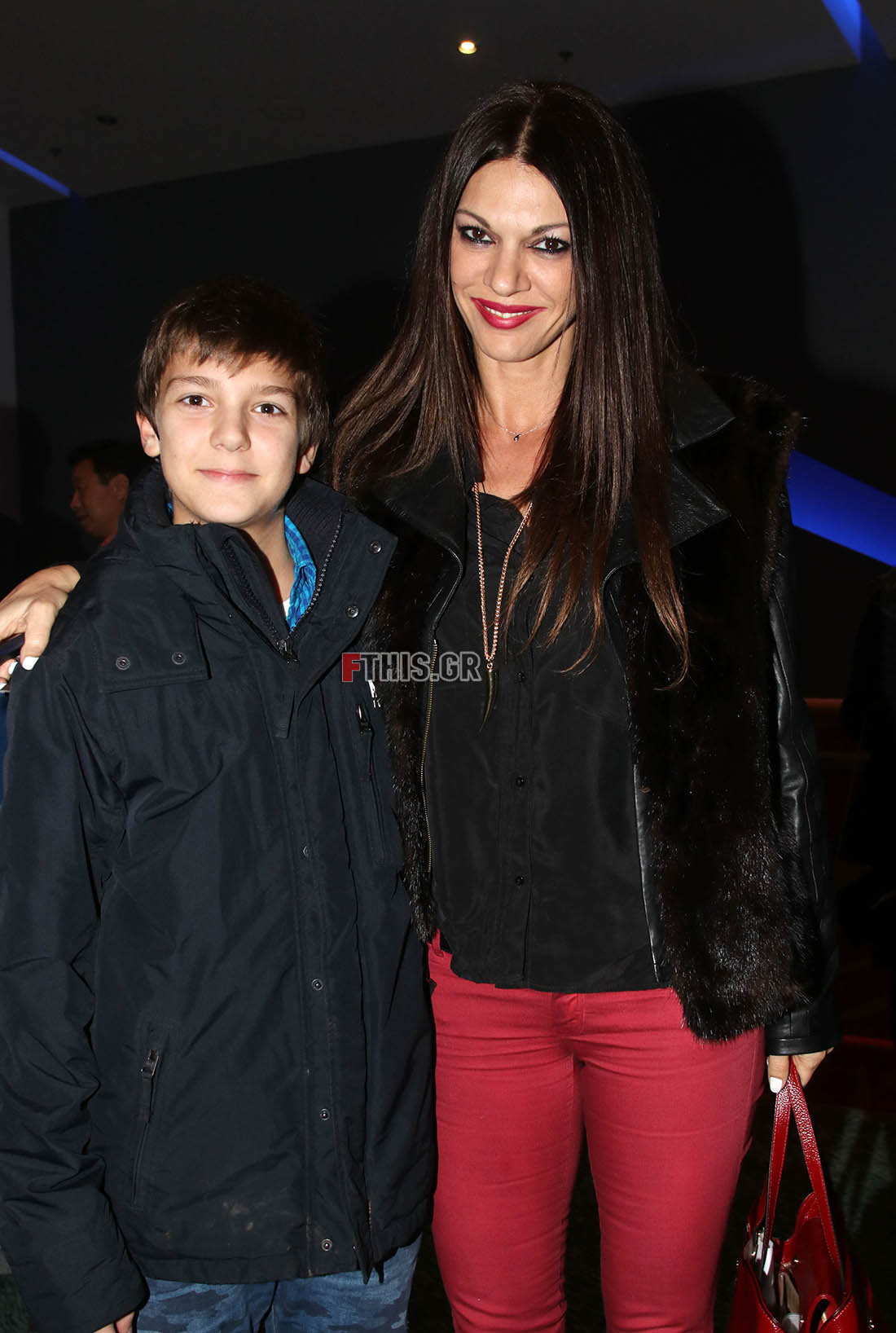 Ο 12χρονος γιος της Σοφίας Παθέκα με τη μητέρα του στο θέατρο