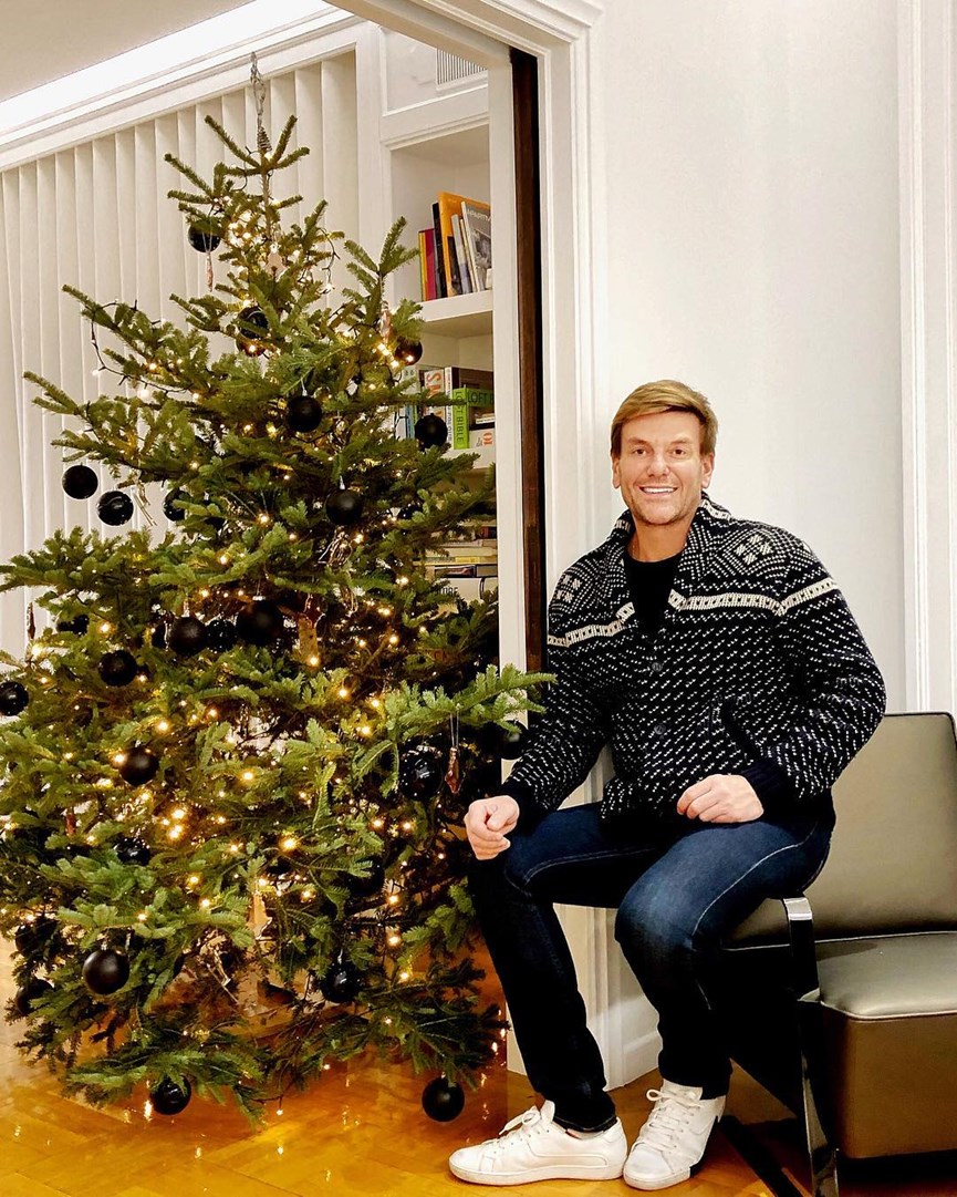 Ο Σπύρος Σούλης κάτω από το Χριστουγεννιάτικο δέντρο του