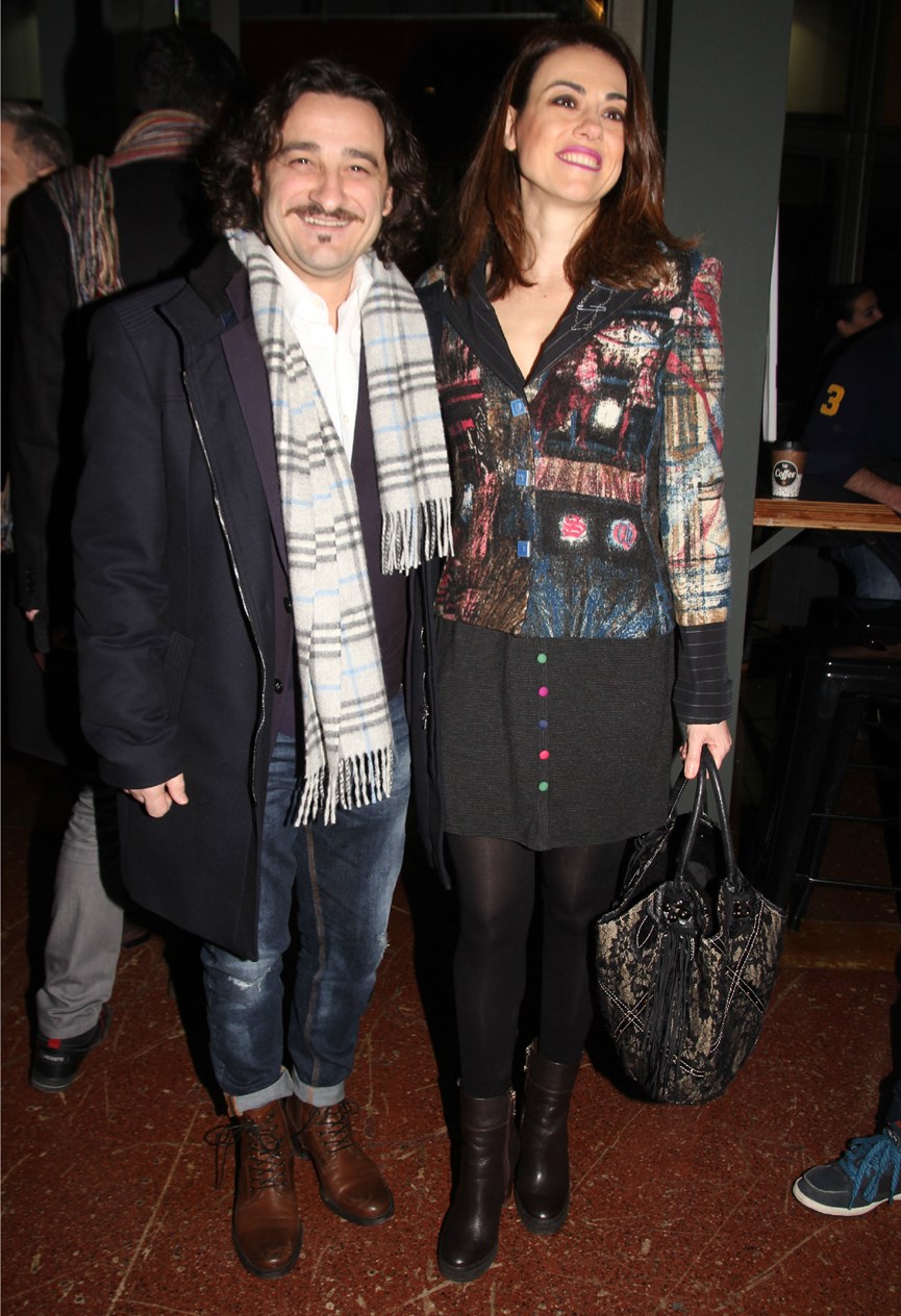 Ο Βασίλης Χαραλαμπόπουλος με τη σύζυγό του στο θέατρο.