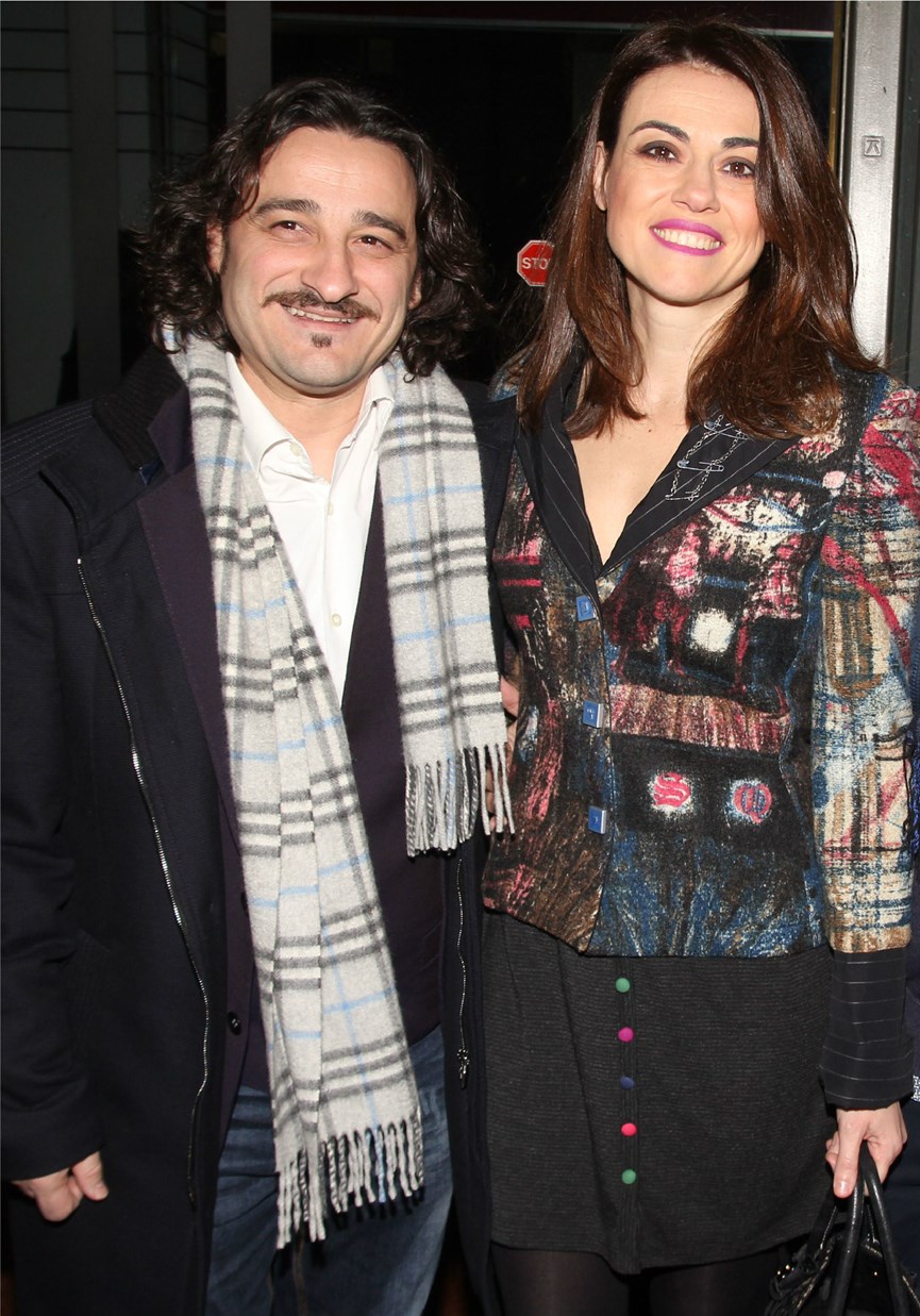 Ο Βασίλης Χαραλαμπόπουλος με τη σύζυγό του στο θέατρο.