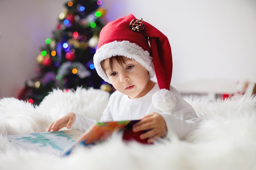 Παιδί διαβάζει παραμύθι τα Χριστούγεννα